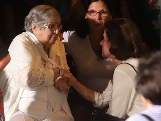 Mãe de Jorge Fernando foi consolada por Marieta Severo no velório do ator e diretor em teatro do Rio de Janeiro