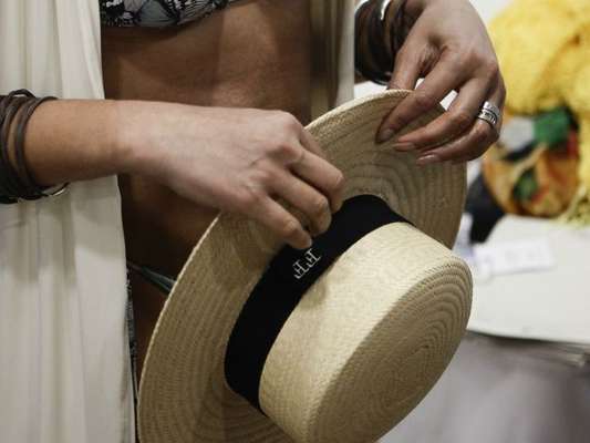O chapéu de palha de aba grande e redonda é elegante para passeios pós-praia