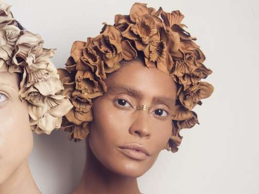 Moda entre as famosas: conheça o pinching, acessório para o rosto que já conquistou famosas fashionistas