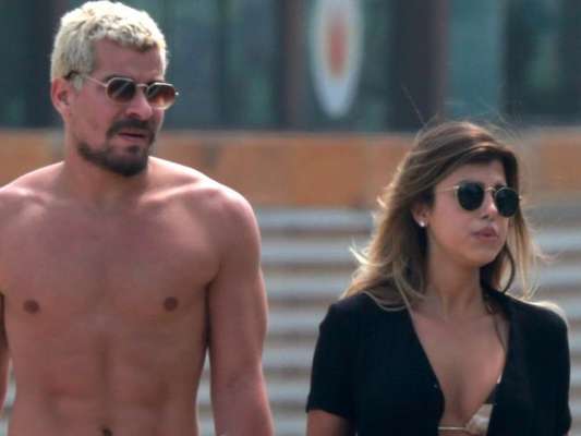 Thiago Martins foi flagrado na praia com modelo Talita Nogueira nesta terça-feira, 5 de novembro de 2019