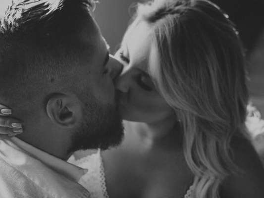 Sertanejo Zé Neto, dupla de Cristiano, e a mulher, Natália Toscano, descobriram que influencer está grávida de menina, durante festa de casamento: 'Angelina'
