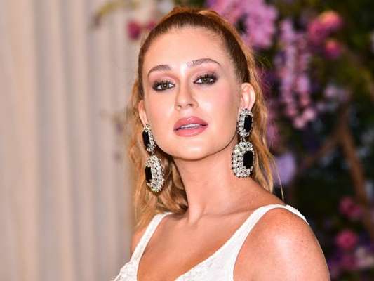 Marina Ruy Barbosa aposta em vestido com babado e acessórios de cristais em evento com Sabrina Sato e mais famosas nesta terça-feira, dia 05 de novembro de 2019