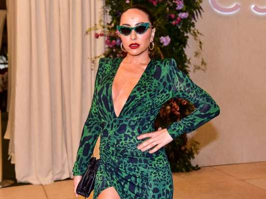 Sabrina Sato aposta em vestido slim e cintura franzida para evento em São Paulo