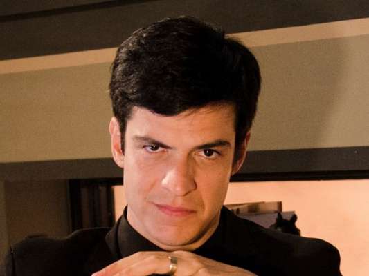 No último capítulo da novela 'A Dona do Pedaço', Félix (Mateus Solano) vai celebrar o casamento de Agno (Malvino Salvador) e Leandro (Guilherme Leicam)