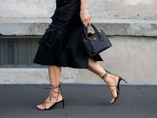 Sapato da moda 2020: salto ou rasteirinha com amarrações no tornozelo são tendência nos looks do próximo verão
