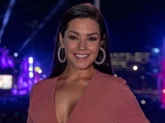 Thais Fersoza deixou as pernas à mostra e ganhou elogios dos internautas