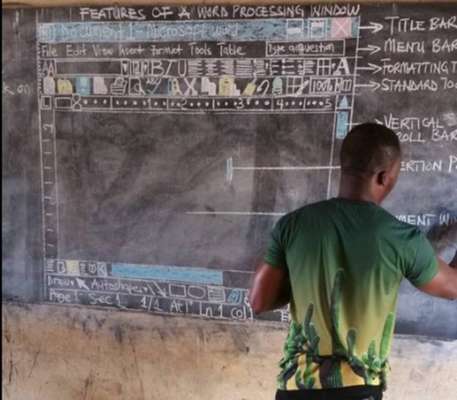 Professor de Gana ensina informática na lousa - O professor Owura Kwadwo dá aulas na cidade de Kumasi, em Gana, e comoveu internautas ao postar no Facebook fotos em que aparece ensinando computação para seus alunos. Por falta de infraestrutura, ele explicava informática desenhando na lousa a interface dos programas da Microsoft. "Eu amo tanto os meus alunos que eu tenho de fazer o que for necessário para que eles entendam o que eu estou ensinando", escreveu na publicação.