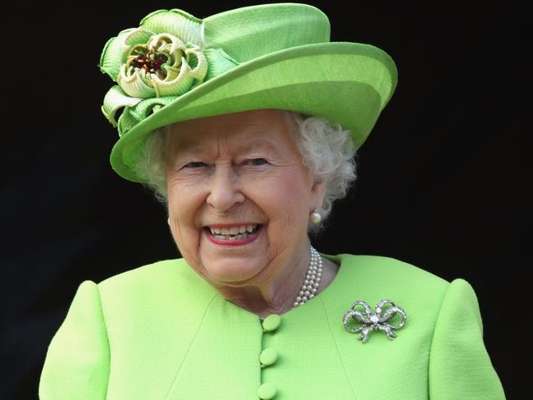 Rainha Elizabeth II não comprará roupas e acessórios de pele
