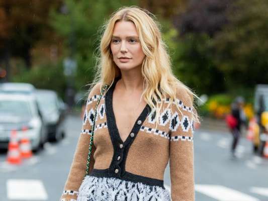 Tendência de moda: cardigan como vestido, blusa e mais formas de usar a peça em alta para looks de meia-estação