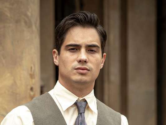 Nos próximos capítulos da novela 'Éramos Seis', Carlos (Danilo Mesquita) se lamenta ao descobrir que não consegue pagar o financiamento da casa da família