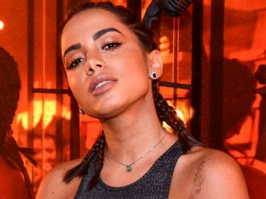 Anitta passa por nova mudança e dá 'arrebitadinha' na boca com preenchimento labial
