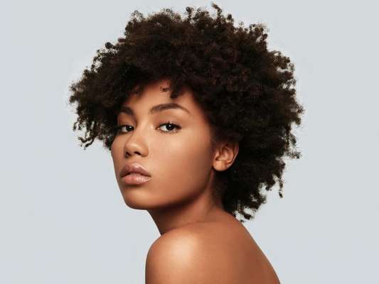 Pele iluminada no verão: 3 dicas para conseguir um glow natural sem iluminador!