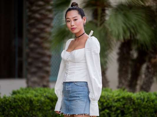 Camisa branca com saia jeans e mais looks com a peça que vão inspirar seu visual de verão!