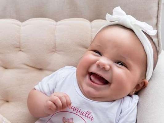 Filha caçula de Ticiane Pinheiro, Manuella apareceu sorridente ao receber a visita de Fabiana Justus e suas filhas, Sienna e Chiara, de 8 meses