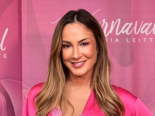 Claudia Leitte apareceu cercada dos filhos, Davi e Rafael, em foto ao amamentar a caçula, Bela, de 2 meses: 'Gratidão é palavra de ordem em qualquer situação'