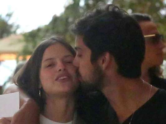 Agatha Moreira ganhou carinho do namorado, Rodrigo Simas, durante dia de compras em shoppings do Rio de Janeiro nesta sexta-feira, 8 de novembro de 2019