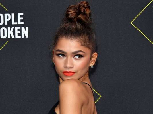 Inspire-se nos looks e nas trends de moda do tapete vermelho do People's Choice Awards 2019!