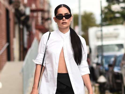 Camisa branca, calça jeans e mais peças certeiras para comprar na Black Friday 2019