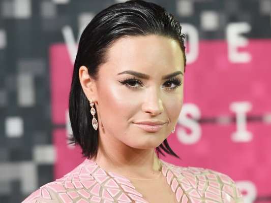 Demi Lovato deixa time das solteiras e assume novo compromisso