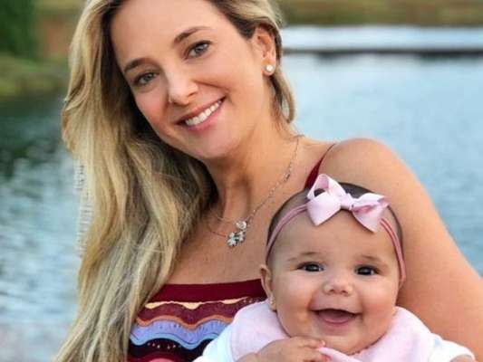 Filha de Ticiane Pinheiro e Cesar Tralli sorri com avó em foto postada na terça-feira, dia 12 de novembro de 2019