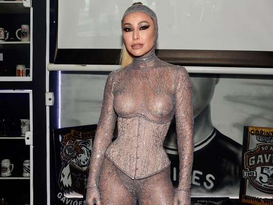 Sabrina Sato usou aplique loiro longo, make caprichada e corset em ensaio de Carnaval nesta sexta-feira, 15 de novembro de 2019
