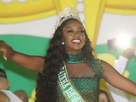 Iza é coroada rainha de bateria da Imperatriz Leopoldinense, em 17 de novembro de 2019