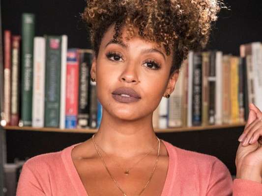 Gisele (Sheron Menezzes) invade a mansão e conta para Nana (Fabiula Nascimento) que Diogo (Armando Babaioff) tem um caso com ela na novela 'Bom Sucesso'
