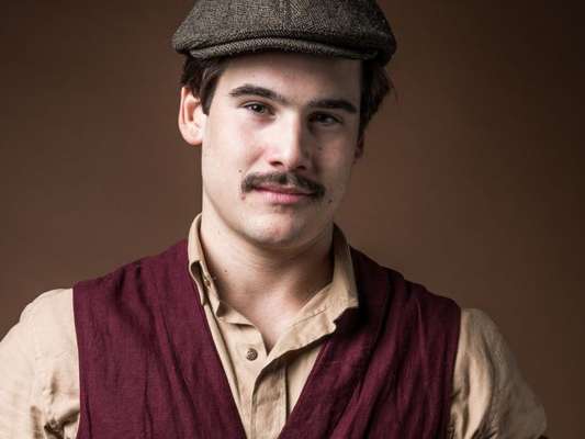 Alfredo (Nicolas Prattes) se gaba para Júlio (Antonio Calloni) por ter dormido com Marion (Ellen Rocche) na novela 'Éramos Seis'