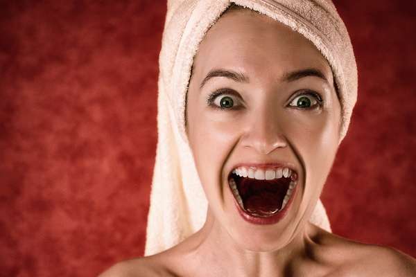 A saliva é um líquido que tem a capacidade de combater as bactérias, que ajuda a digerir os alimentos, contribui para a fala e protege a boca de uma infinita quantidade de inimigos.