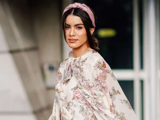 Arco na moda: acessório para cabelo virou queridinho entre fashionistas e deixa o look mais interessante no ato. Veja 20 fotos para inspirar!