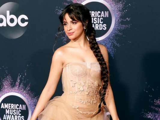 Os looks do AMA's: 7 produções glam para inspirar seu visual de festa!