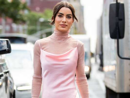 Vestido com sobreposição: veja 9 looks do street style que vão te inspirar a apostar nessa combinação poderosa