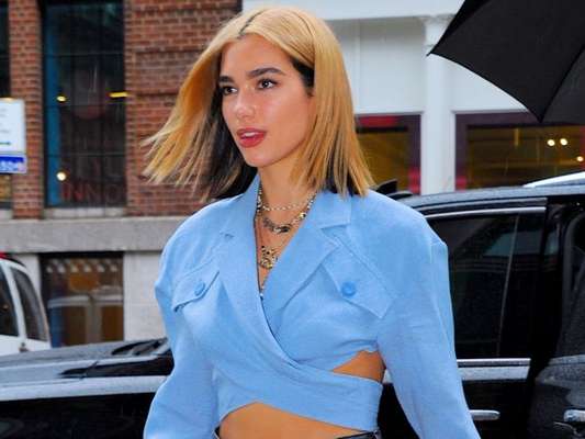 7 looks de Dua lipa para você se inspirar e arrasar nas tendências de moda!