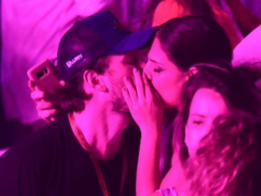 Paloma Bernardi e Dudu Pelizzari trocam beijos em cruzeiro de Wesley Safadão
