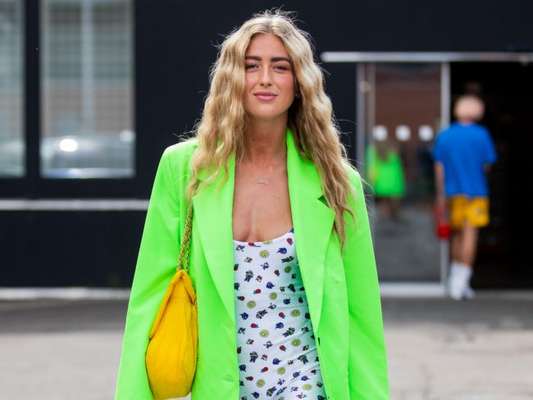 Neon é tendência e aparece até nas peças de alfaiataria, como no blazer