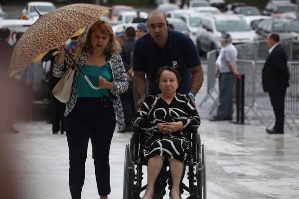 Maria do Céu Moraes, mãe de Gugu, no velório do apresentador