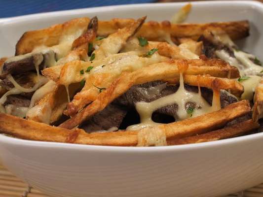 Carne com batata e queijo