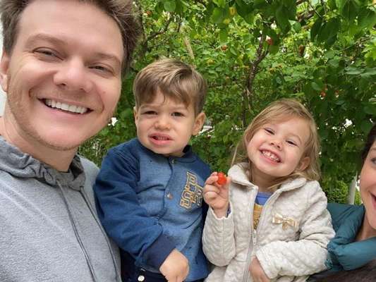 Família musical: Michel Teló faz 'revezamento' de bateria entre os filhos. Veja vídeo postado nesta sexta-feira, dia 29 de novembro de 2019
