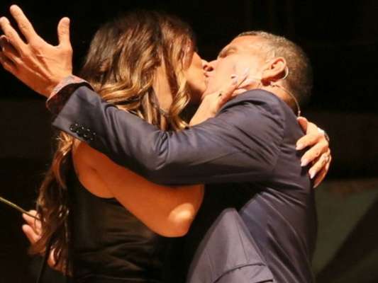 Viviane Araujo beija Eri Johnson ao estrelar peça 'Quem é Quem'