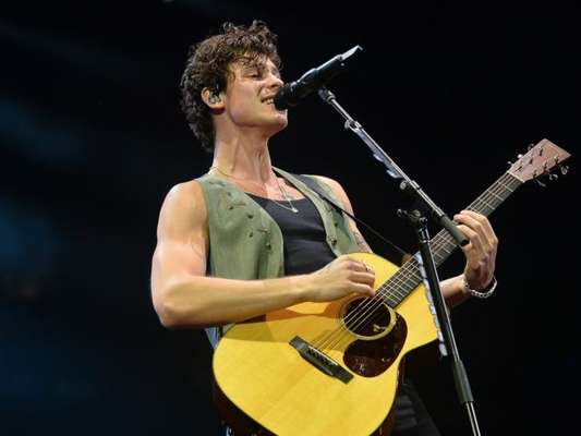 Shawn Mendez inicia turnê no Brasil com show em São Paulo e cai durante apresentação