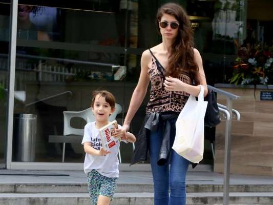 Alinne Moraes é fotograada ao lado do filho, Pedro Lima, em 30 de novembro de 2019
