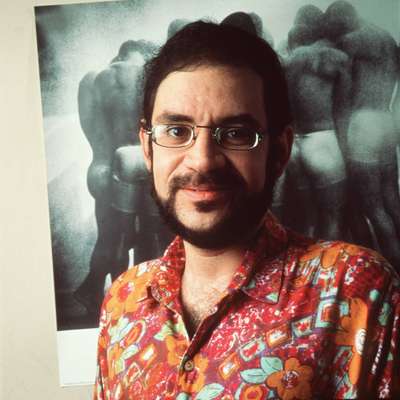Renato Russo - Filho de uma professora de inglês, o cantor Renato Russo seguiu os passos da mãe e ensinou o idioma em um curso particular, antes de estourar no Brasil como vocalista da banda Legião Urbana.