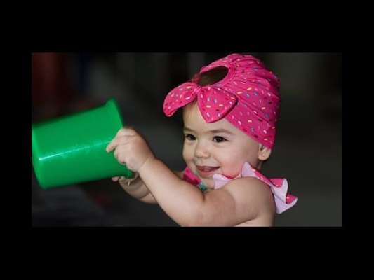 Filha de Sabrina Sato, Zoe encanta com maiô fofo em dia de piscina, em 30 de novembro de 2019