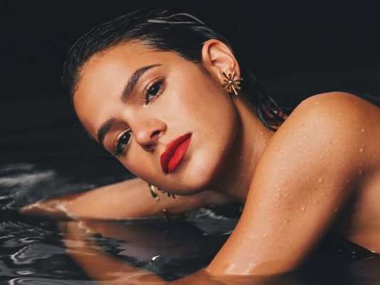 Bruna Marquezine ganha elogios por barriga seca em foto de biquíni de TBT publicada na web