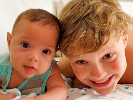Carol Dantas mostra os filhos Davi Lucca e Valentin em foto, em 1º de dezembro de 2019