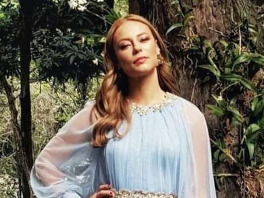 Paolla Oliveira aposta em vestido de mangas longas com transparência no casamento de Ale de Souza e Rodrigo Shimoto, em 1º de dezembro de 2019