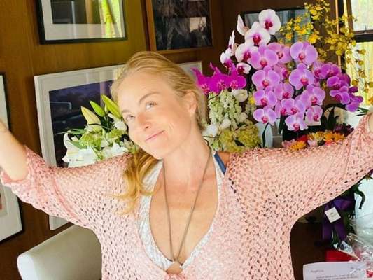 Angélica agradece buquês de flores recebidos em seu aniversário de 46 anos, em 1º de dezembro de 2019