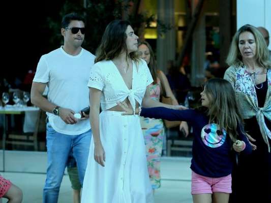 Cauã Reymond passeia com a filha, Sofia, e a mulher, Mariana Goldfarb, em shopping do Rio de Janeiro, em 1º de dezembro de 2019
