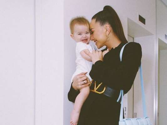Sabrina Sato filma a filha, Zoe, andando com apoio de amigo, em 1º de dezembro de 2019