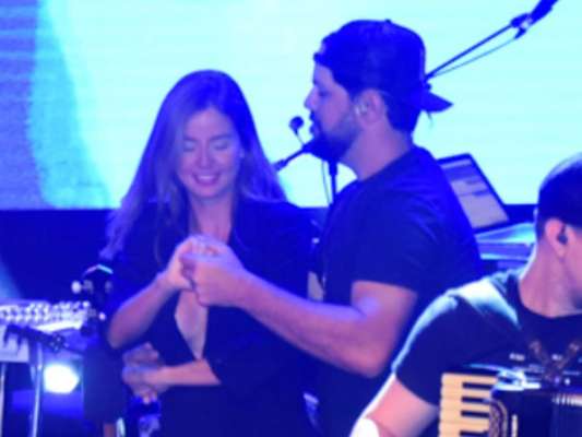 Sorocaba dança agarradinho com a noiva, Biah Rodrigues, no Prudence Fest, em São Paulo